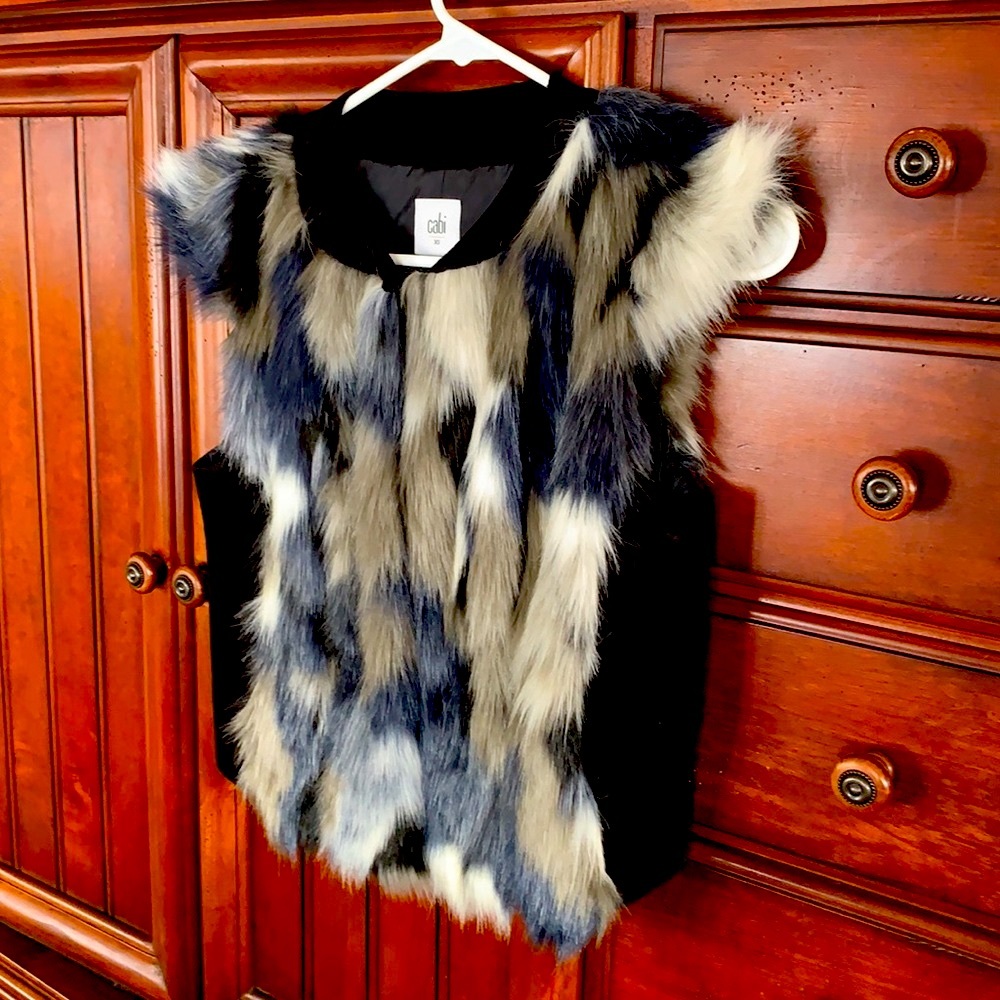 ♥️💕♥️💕💕💕💕❤️❤️❤️ Beautiful Cabi fur vest .. Never worn !!!